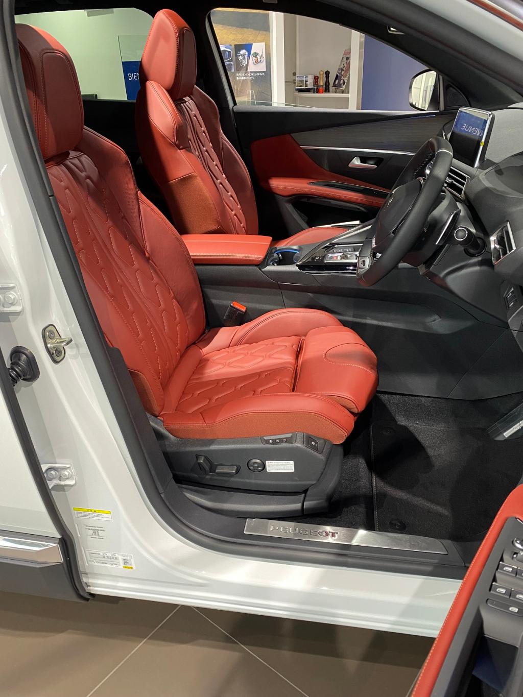プジョー３００８特別仕様車「Red　Nappa」