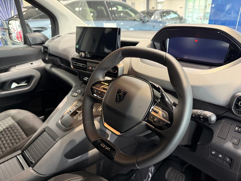 プジョーMPV(マルチパーパスヴィークル)　RIFTERのご紹介